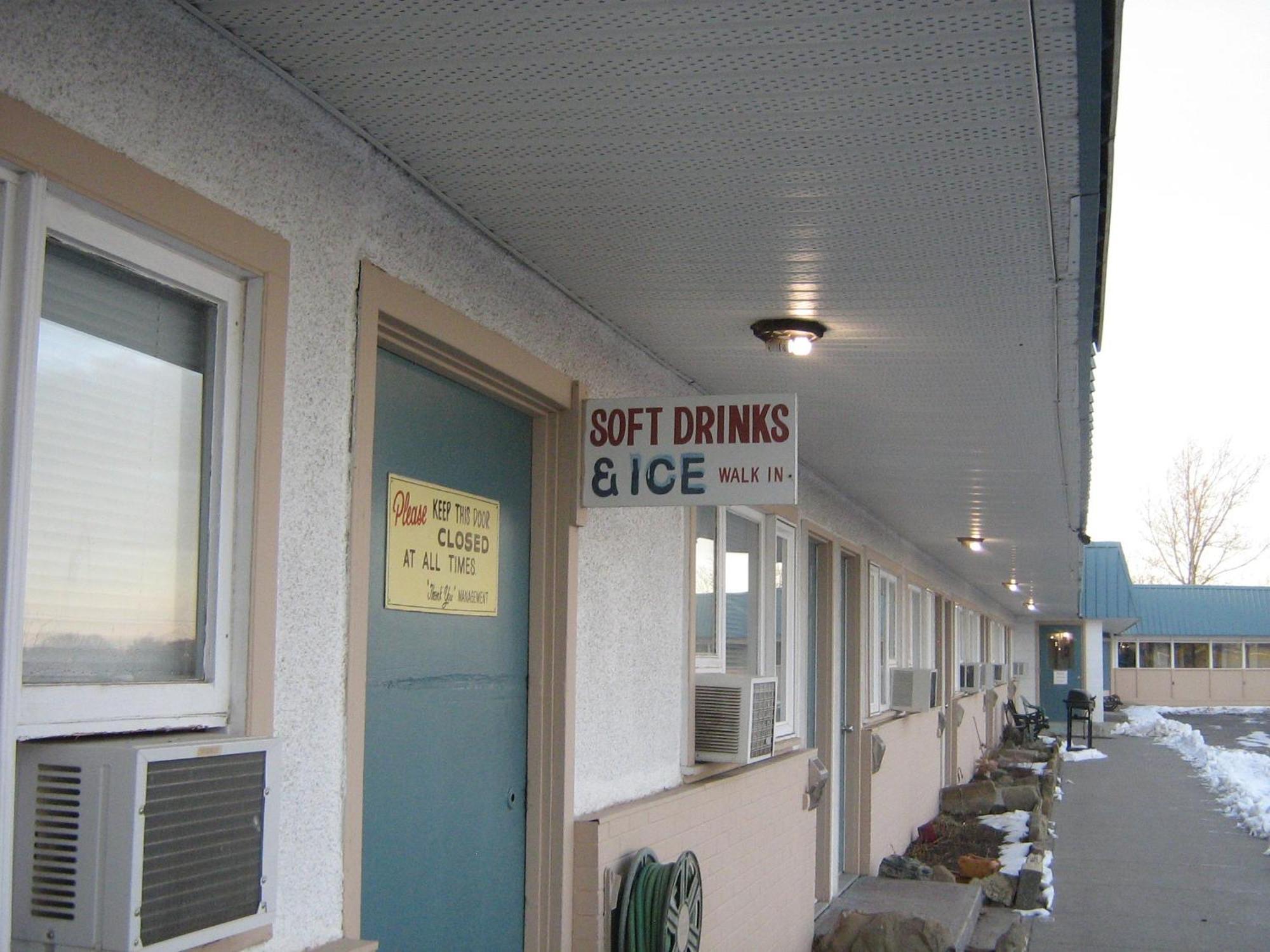 Parkway Motel & European Lodges Pincher Creek Exterior foto