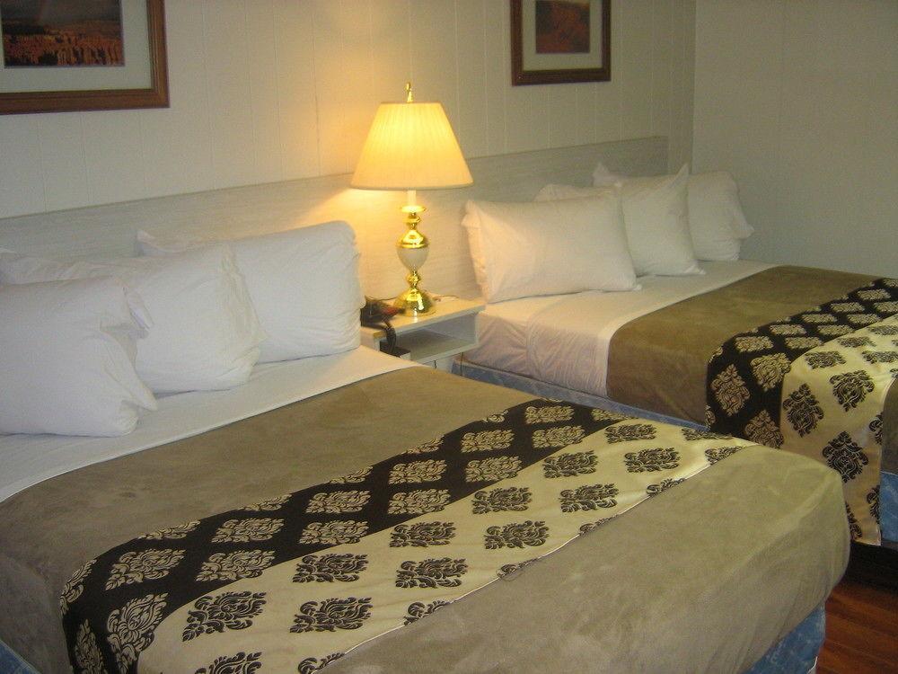 Parkway Motel & European Lodges Pincher Creek Exterior foto