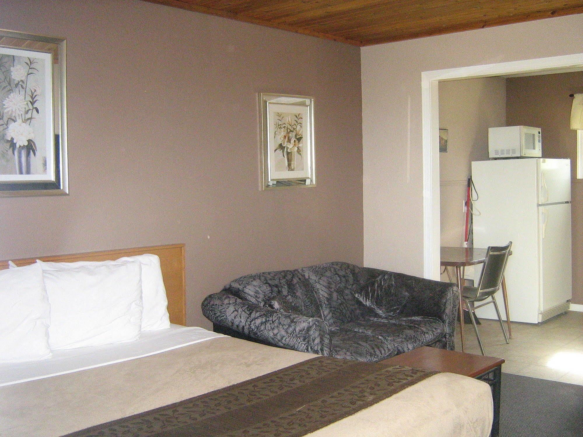 Parkway Motel & European Lodges Pincher Creek Exterior foto