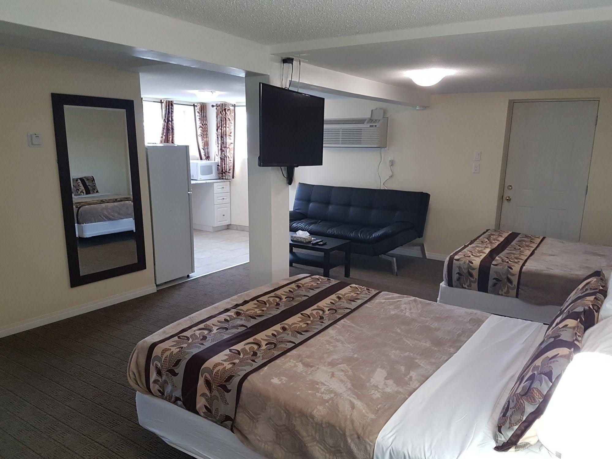 Parkway Motel & European Lodges Pincher Creek Exterior foto